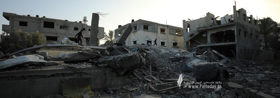 بالصور:  آثار القصف الإسرائيلي على منزل عائلة أبو عبيد في مدينة دير البلح وسط قطاع غزة