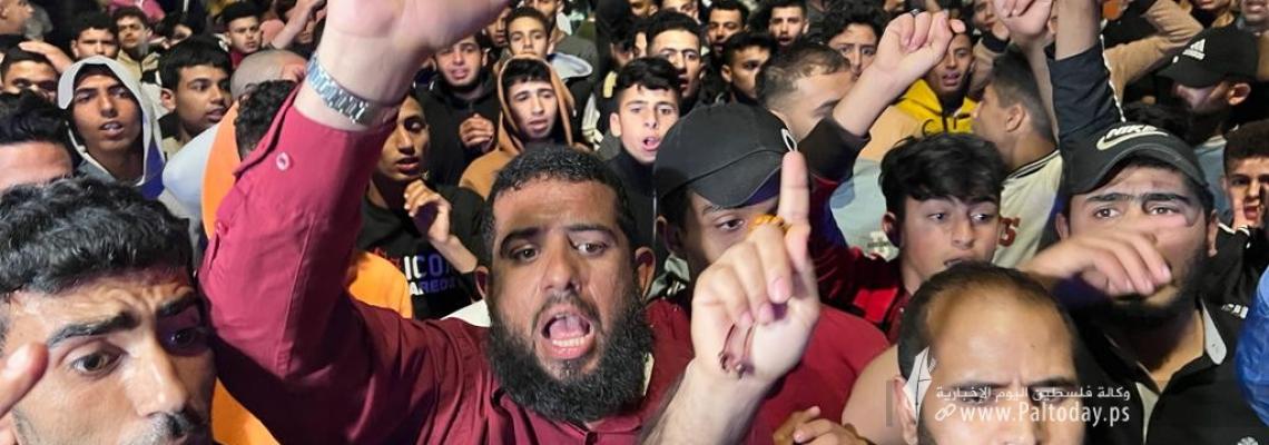 مئات المواطنون يخرجون في مسيرات حاشدة أمام منزل الشهيد القائد أحمد أبو دقة، الذي ارتقى بعد اغتياله من قبل طائرات الاحتلال في مدينة خانيونس.