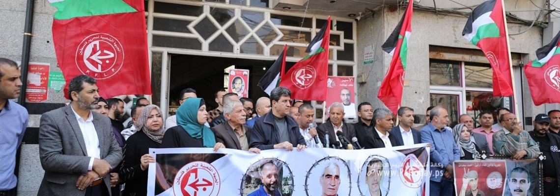 بالصور : الجبهة الشعبيّة تنظم مؤتمر صحفي  حول تداعيات نقل قادة الجبهة الشعبيّة في سجن "ريمون"  إلى مكانٍ مجهول