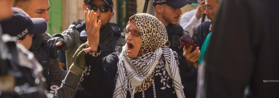 بالصور: قوات الاحتلال تعتدي على المرابطين في باب السلسلة