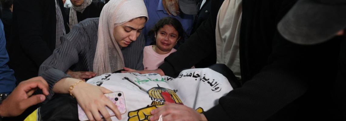 بالصور: أبناء الشهيد القائد إياد الحسني خلال وداعه الذي اغتاله الاحتلال مع مرافقه في غزة مساء الجمع.