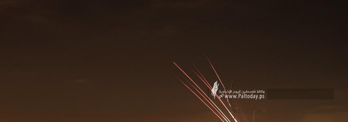 بالصور : المقاومة تطلق رشقات صاروخية من غزة ردا على استشهاد الشيخ خضر عدنان