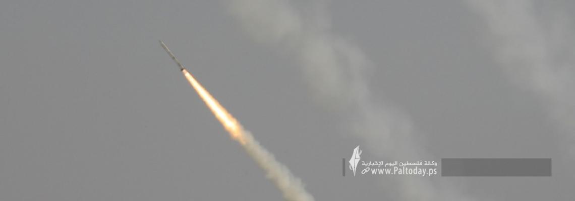 بالصور : المقاومة بغزة تطلق رشقات صاروخية صوب البلدات الصهيونية