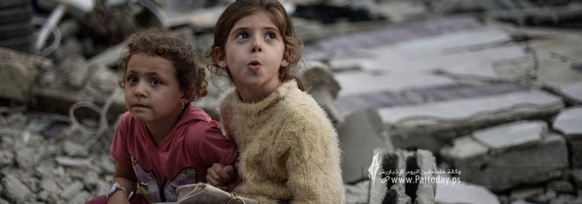 غزة: المواطنون يتفقدون ركام منازلهم المدمرة ويحاولون لملمة جراحهم