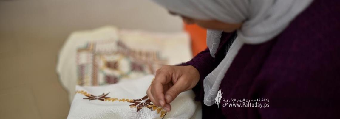 إبرة وسنارة.. مشروع لإعادة تدوير القماش لملابس ومشغولات يدوية.