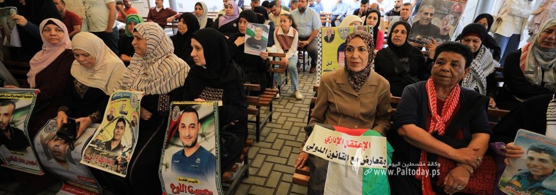 بالصور: اعتصام اهالى الأسرى الأسبوعي أمام مقر الصليب الأحمر بغزة