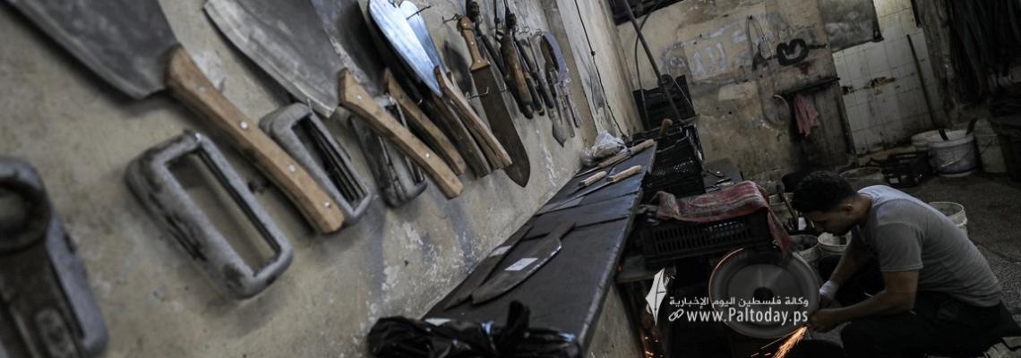بالصور : "سن السكاكين".. مهنة قديمة ينعشها عيد الأضحى