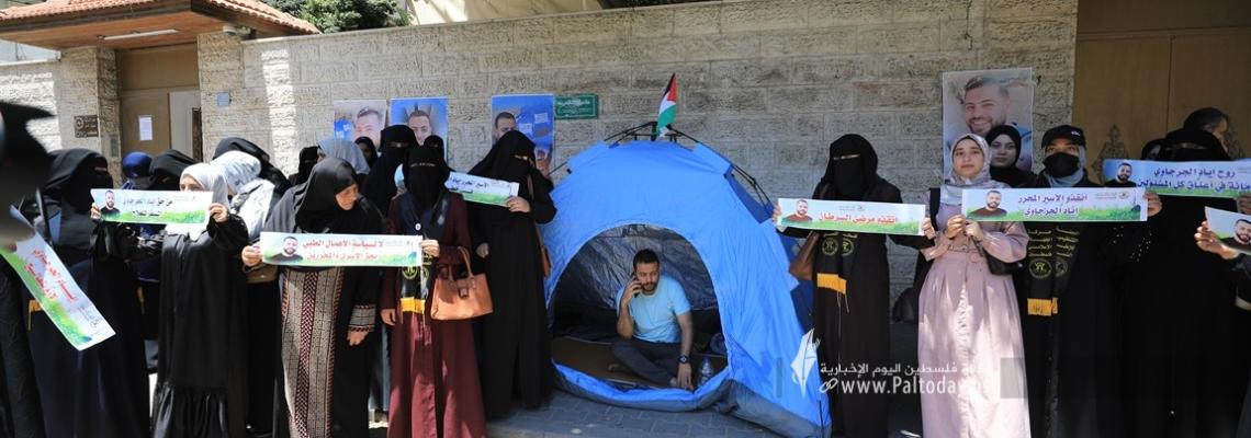 بالصور : الإطار النسوي للجهاد ينظم وقفة دعمٍ وإسناد مع الأسير المحرر إياد الجرجاوي المضرب عن الطعام لليوم الـ 3 على التوالي أمام مقر الصليب الأحمر بغزة