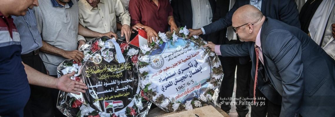 خان يونس: وضع أكاليل من الزهور على ضريح شهداء الجيش المصري