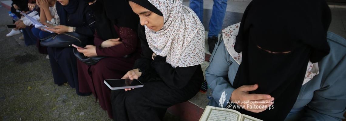 بالصور :أهالى طلاب الثانوية العامة امام قاعات تقديم الامتحانات في غزة