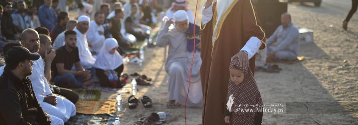 بالصور ; صلاة عيد الأضحى المبارك في مدينة خانيونس جنوب قطاع غزة