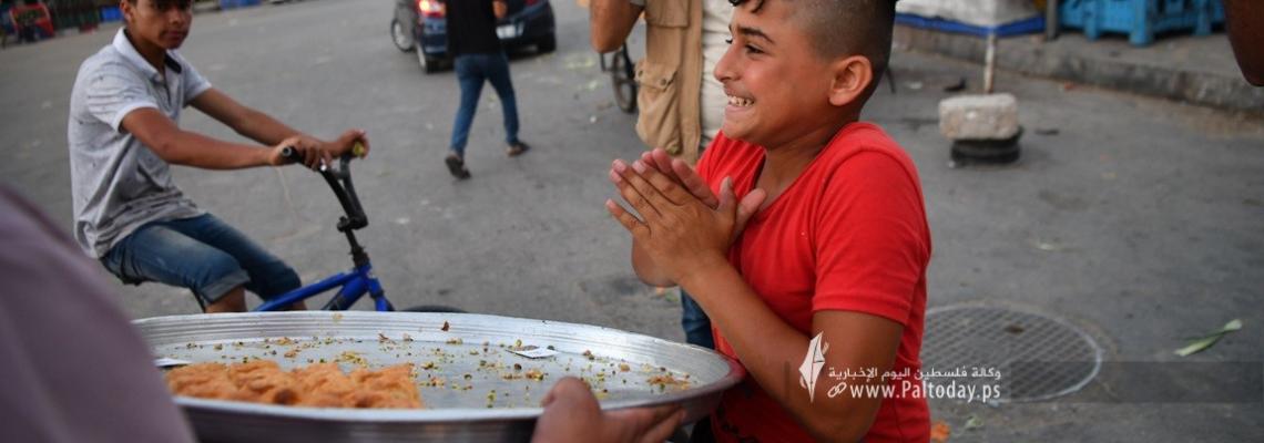 بالصور : توزيع الحلوى جنوب قطاع غزة.. مباركة بالعملية التي نفذها فلسطينيان قرب مستوطنة "عيلي"  بين نابلس ورام الله .