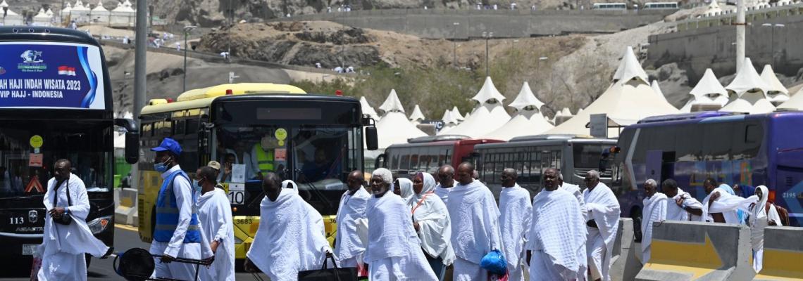 بالصور :  حجاج بيت الله الحرام يتوافدون إلى مشعر منى لقضاء يوم التروية