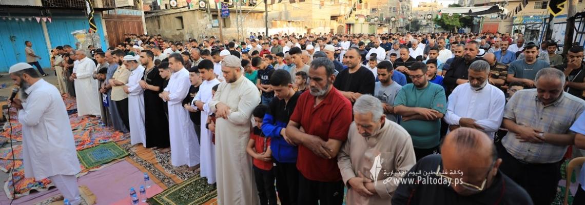 بالصور : حركة الجهاد الإسلامي  تقيم صلاة عيد الأضحى في العراء بمدينة غزة