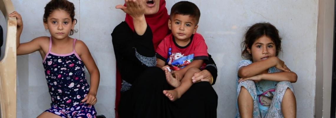 صور| نزوح عائلات فلسطينية من مخيم عين الحلوة جنوب لبنان ومحيطه بسبب تجدد الاشتباكات المسلحة