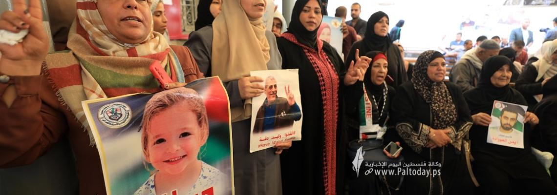 بالصور : اعتصام اهالى الأسرى الأسبوعي أمام مقر الصليب الأحمر بغزة