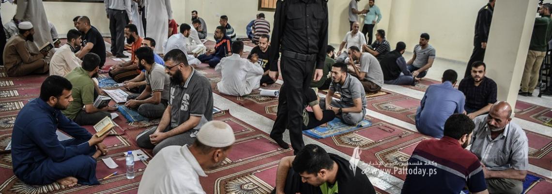 بالصور ; نزلاء في سجون غزة يسردون أجزاء من "القرآن الكريم"
