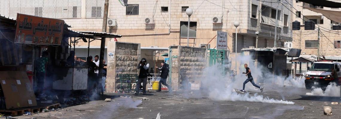 بالصور : الاحتلال يغرق شوارع جنين ومحيط المستشفى الحكومي بقنابل الغاز