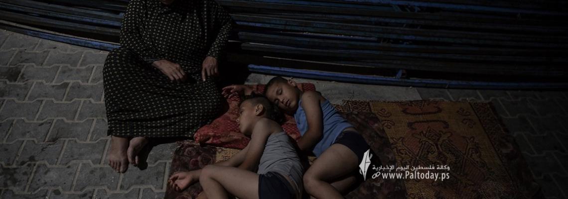 بالصور ;  انقطاع الكهرباء يحول ليل الغزيين إلى جحيم