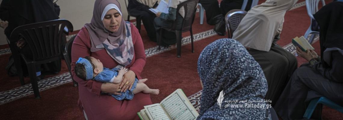 بالصور : اللجنة الدعوية وجمعية اقرأ تنظم  السرد القرآني لعشرة أجزاء للطالبات الحافظات للقرآن الكريم