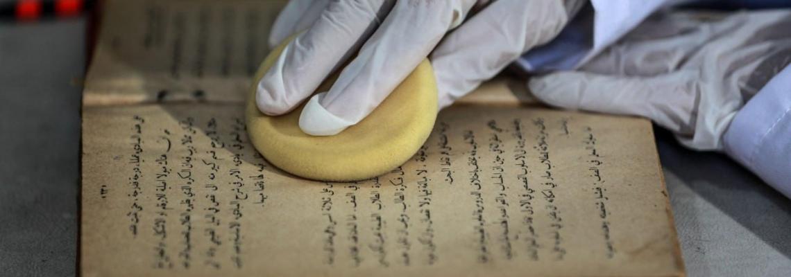 بالصور : شابات فلسطينيات يشرعن بعملية إصلاح وترميم مخطوطات وكتب قديمة في غزة، للحفاظ عليها من التلف.