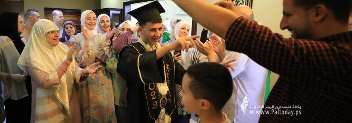 بالصور: عدسة وكالة "فلسطين اليوم" ترصد أجواء الفرحة بنتائج الثانوية العامة في  قطاع غزة