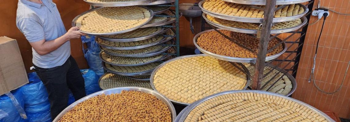 بالصور : .محلات الحلويات في غزة تتزين لاستقبال المهنئين بنتائج الثانوية العامة