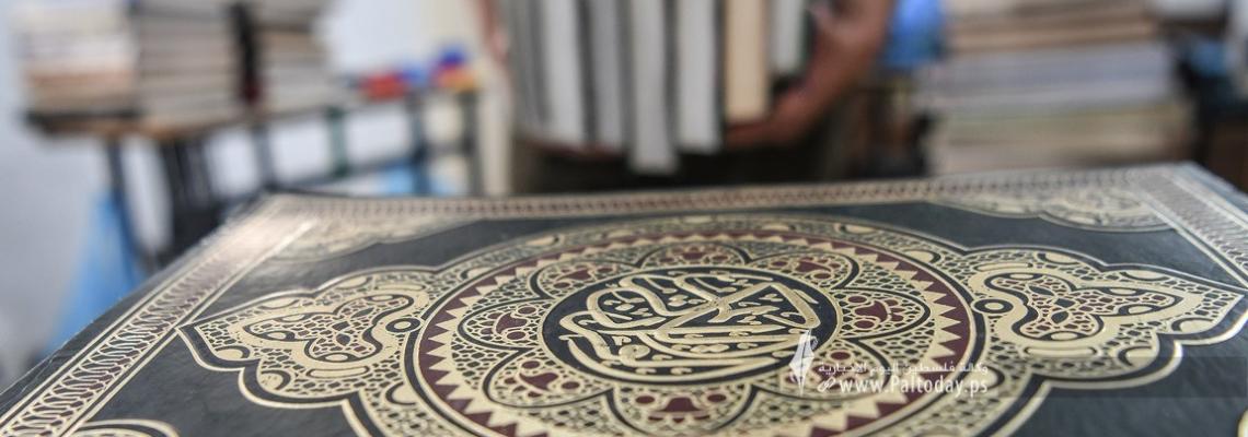 بالصور: بجهد شخصي، متطوعون من غزة يعيدون إصلاح وترميم المصاحف المُهترئة داخل المساجد والمنازل.