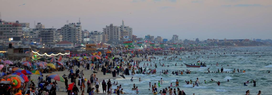 بالصور : أجواء اصطياف المواطنين  على شاطئ بحر مدينة غزة