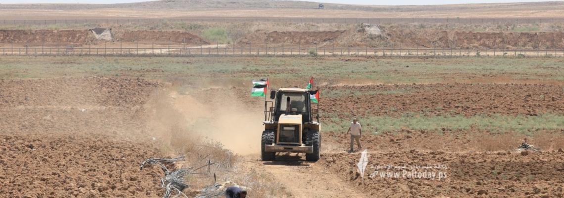 بالصور: إعادة تجهيز مخيمات العودة شرق مناطق قطاع غزة