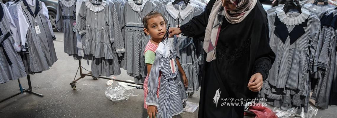 بالصور ; موسم المدارس ينعش الأسواق الشعبية في القطاع