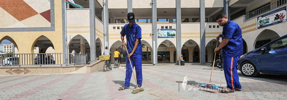 بالصور : وزارة التعليم بغزة تشرع بحملة مكثفة لتطهير وتنظيف لاستقبال العام الدراسي الجديد