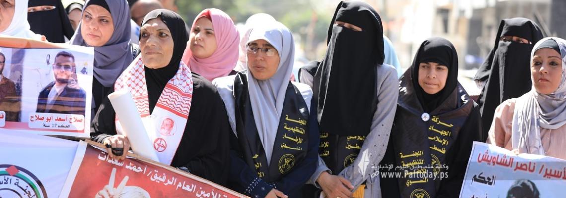 بالصور : اعتصام اهالى الأسرى الأسبوعي أمام مقر الصليب الأحمر بغزة