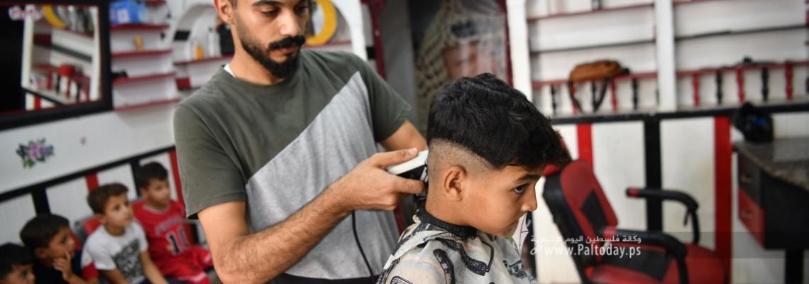 بسبب الوضع الاقتصادي الصعب.. حملات "حلاقة" مجانية لطُلاب المدارس في غزة