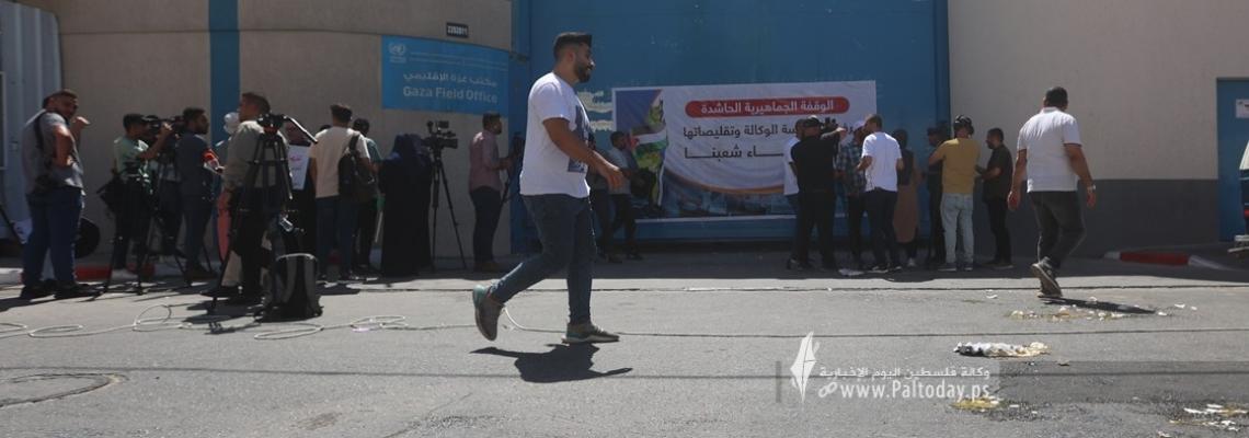 بالصور : متضررو الحروب يرشقون مقر الأونروا في مدينة غزة بالبيض خلال وقفة احتجاجية بسبب عدم تعويضهم من قبل الوكالة