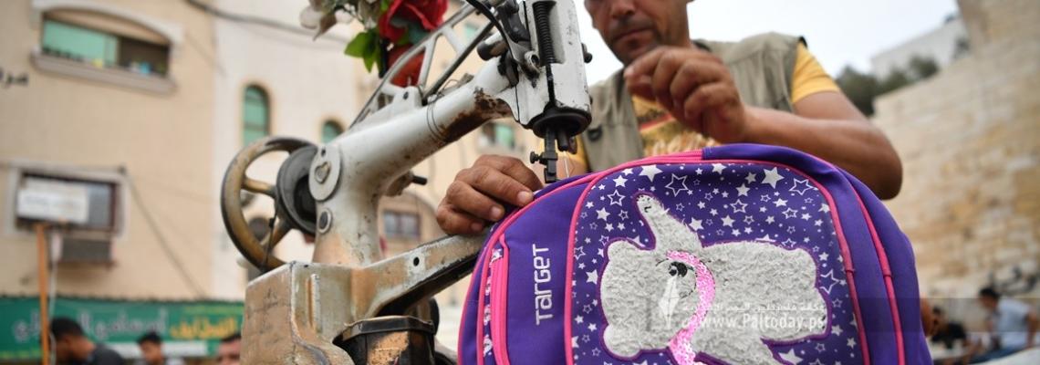 في غزة .. الوضع الاقتصادي الصعب يجبر الاهالي على اصلاح الحقائب المدرسية البالية