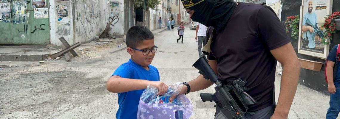 بالصور: مقاومو كتيبة جنين يوزعون اللوازم المدرسية على الطلبة في المخيم