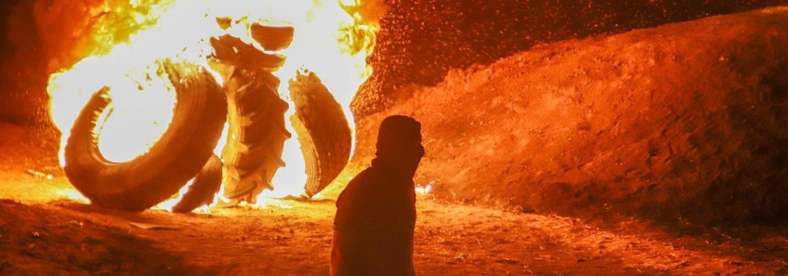 بالصور: متظاهرون فلسطينيون يحرقون الإطارات خلال احتجاج على أوضاع الأسرى في سجون الإحتلال عند الحدود الشرقية لمدينة غزة