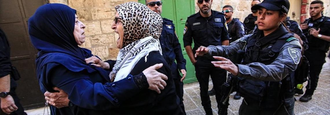 بالصور : اعتداء قوات الاحتلال والمستوطنين على المرابطين والمرابطات قرب المسجد الأقصى المبارك