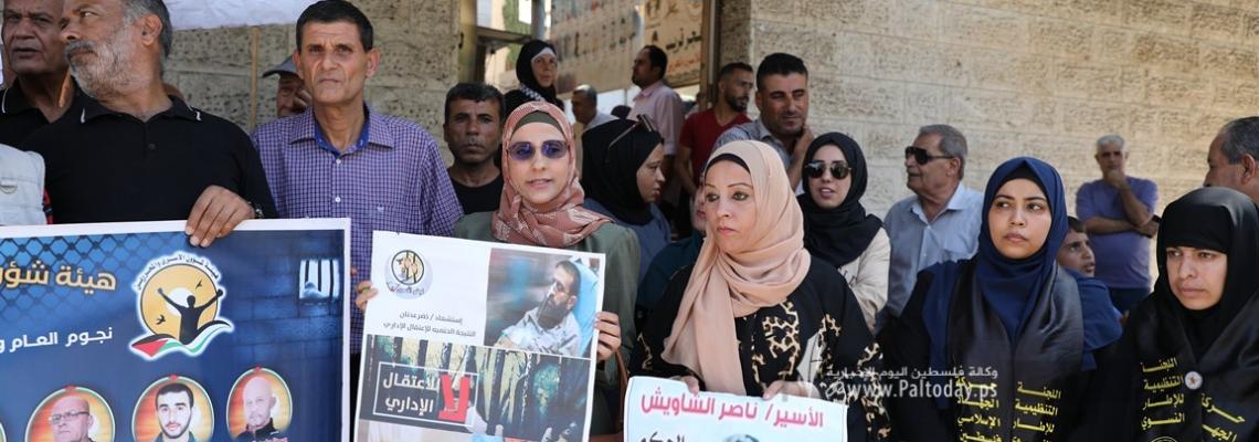 بالصور:  وقفة منددة بقرارات بن غفير بحق الأسرى خلال الاعتصام الأسبوعي لأهالى الأسرى بغزة