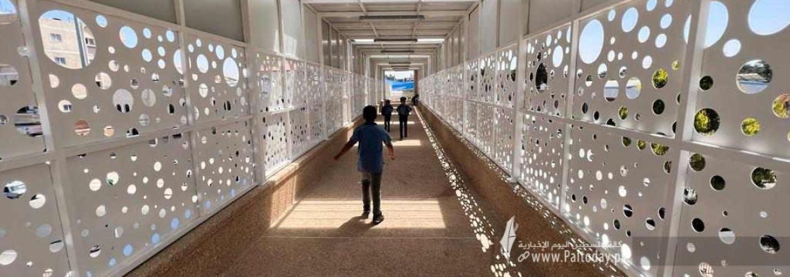 بالصور ;  للحد من حوادث الطرق إنشاء جسر للمشاة في القرارة جنوب قطاع غزة