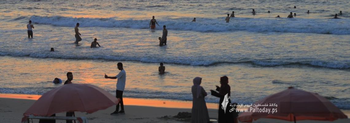 بالصور : غروب الشمس على شاطئ بحر مدينة غزة