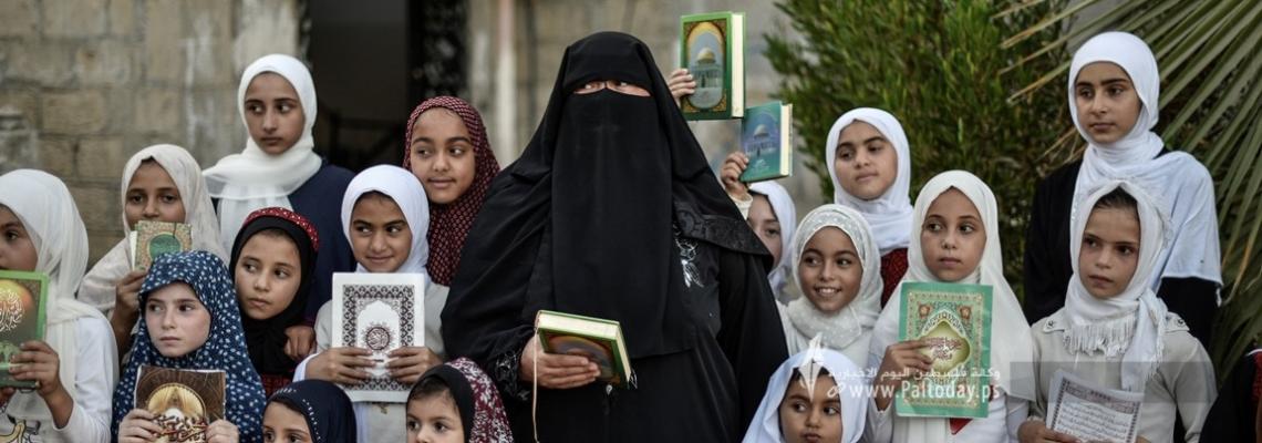 بالصور : شاهد كيف حولت السيدة " أمل الشوربجي " منزلها الى مركز لتحفيظ القران الكريم في مدينة خانيونس جنوب قطاع غزة.