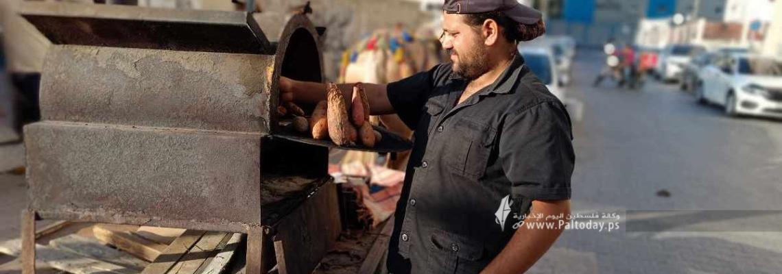 بالصور : " أرزاق " سالم دغمش .. بائع البطاطس الحلوة على فرن متجول في شوارع غزة
