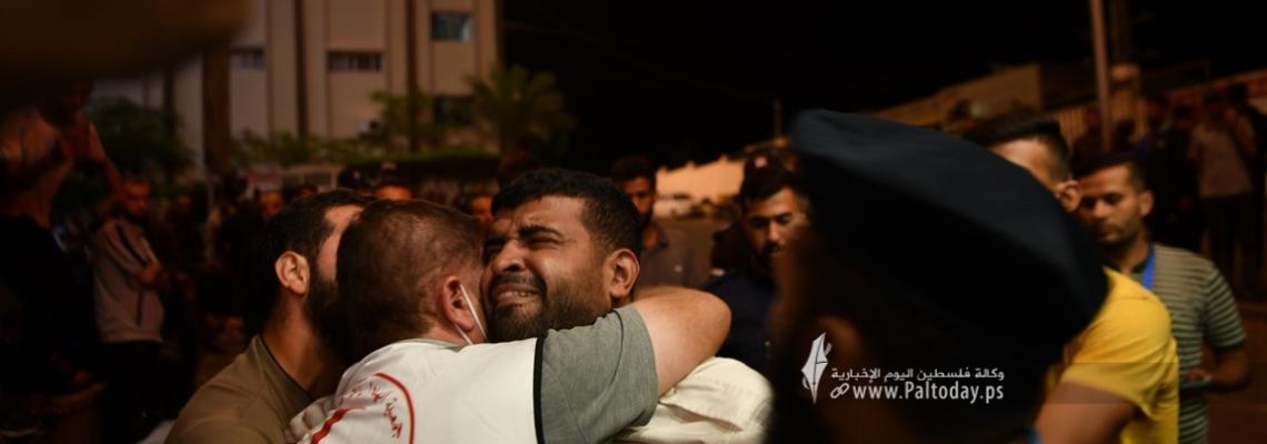 بالصور :  المسعف" رزق أبو روك" يفجع بعد انتشاله لوالده الذي ارتقى في قصف اسرائيلي لمقهى في مدينة خانيونس.