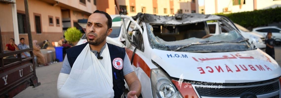 بالصور : رغم اصابته بالحرب قبل ايام .. يعود المسعف 'علاء شموط ' لأداء واجبه الإنساني