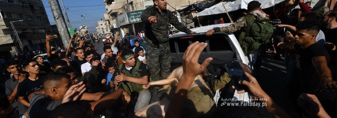 بالصور ; المقاومة تتجول بجثث جنود الاحتلال فى شوارع مدينة خانيونس جنوب قطاع غزة
