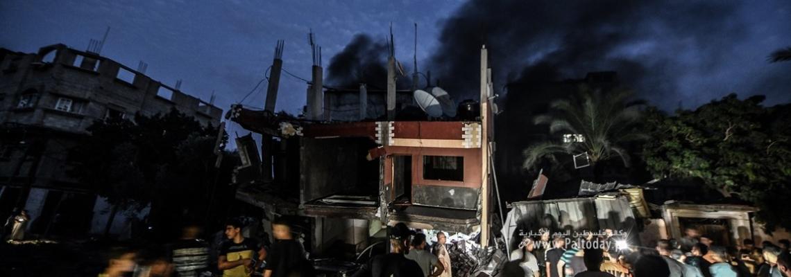 بالصور ;  اللحظات الأولى لقصف منزل يعود لعائلة النادي في مدينة خانيونس جنوب القطاع