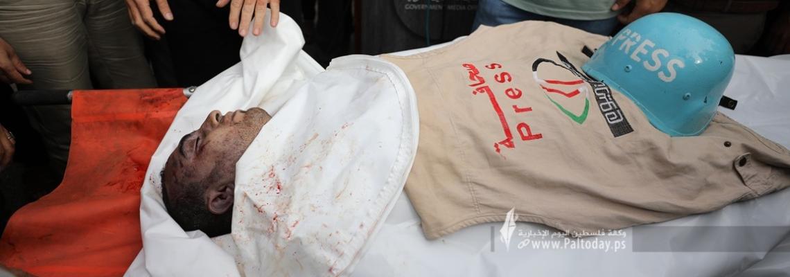 بالصور : وداع الزميل الصحفي في قناة فلسطين اليوم محمد بعلوشة جراء قصف اسرائيلي استهدف منزله  شمال غزة