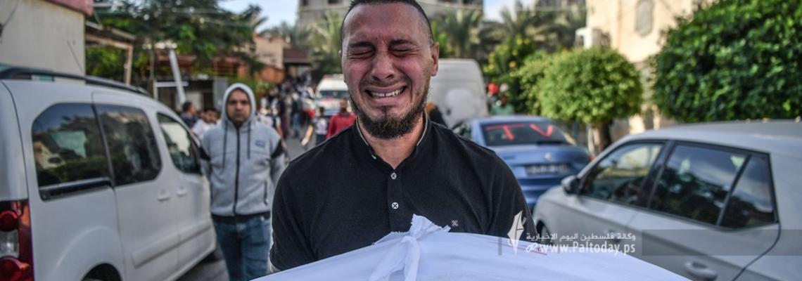 بالصور : وداع مؤثر وحزين لجثامين أكثر من 50 شهيد، ارتقوا في قصف اسرائيلي على 6 منازل في مدينة خانيونس فجر اليوم.